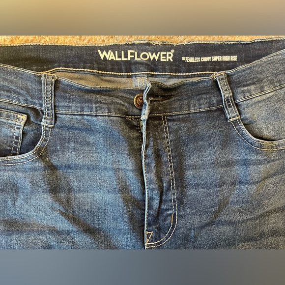 Wallflower Curvy High Rise Jeans - Picture 2 of 4